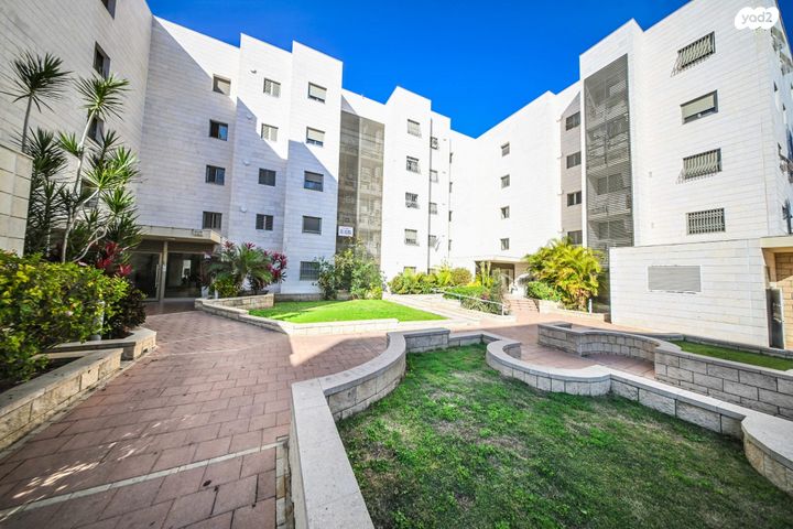 גג/ פנטהאוז, אהרון הכהן, כלניות, ראשון לציון