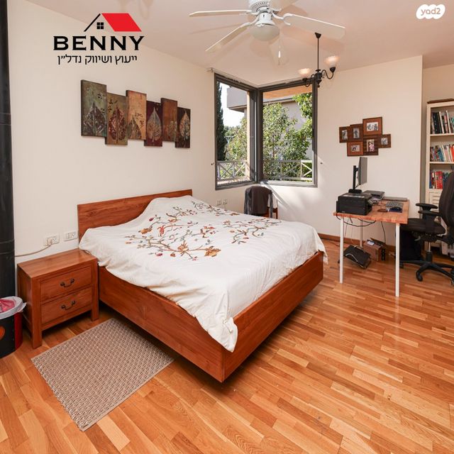 דו משפחתי, תל מונד