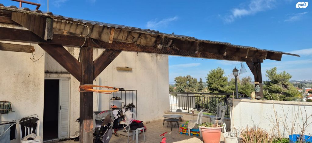 גג/ פנטהאוז, אגוז, גדרה