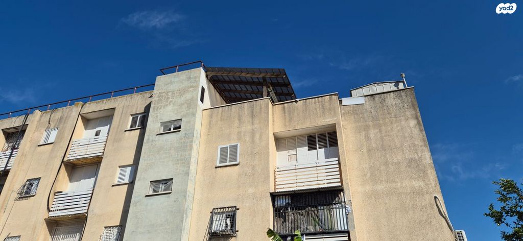 גג/ פנטהאוז, אגוז, גדרה