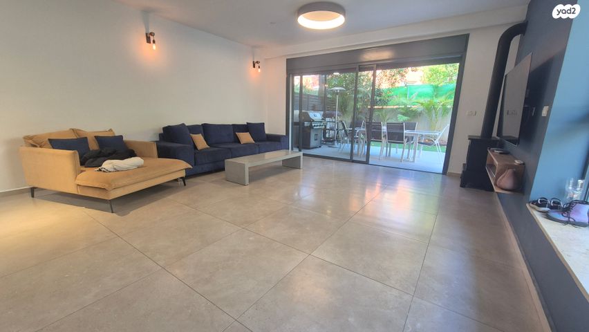 דו משפחתי, אורנית, אורנית