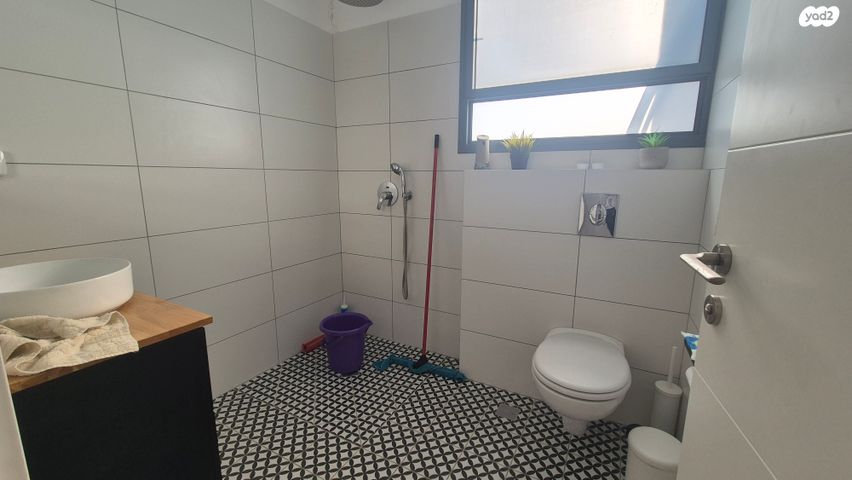 דו משפחתי, אורנית, אורנית