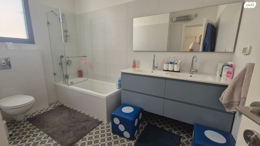 דו משפחתי, אורנית, אורנית