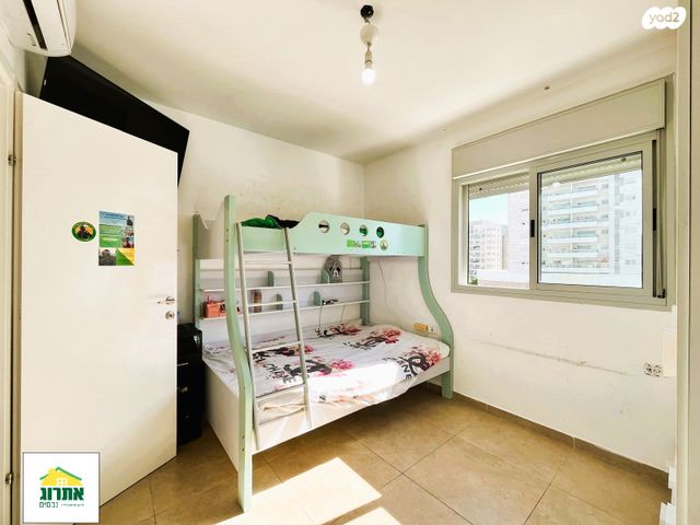 דירה, צור יצחק