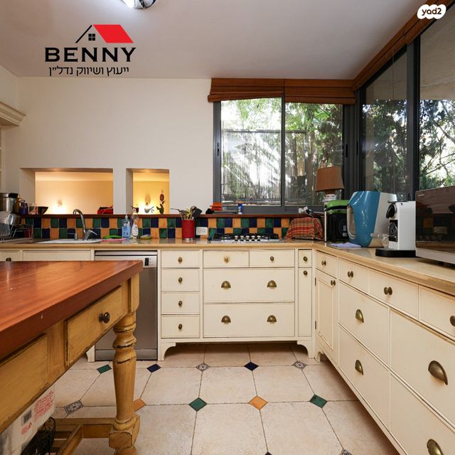 דו משפחתי, תל מונד