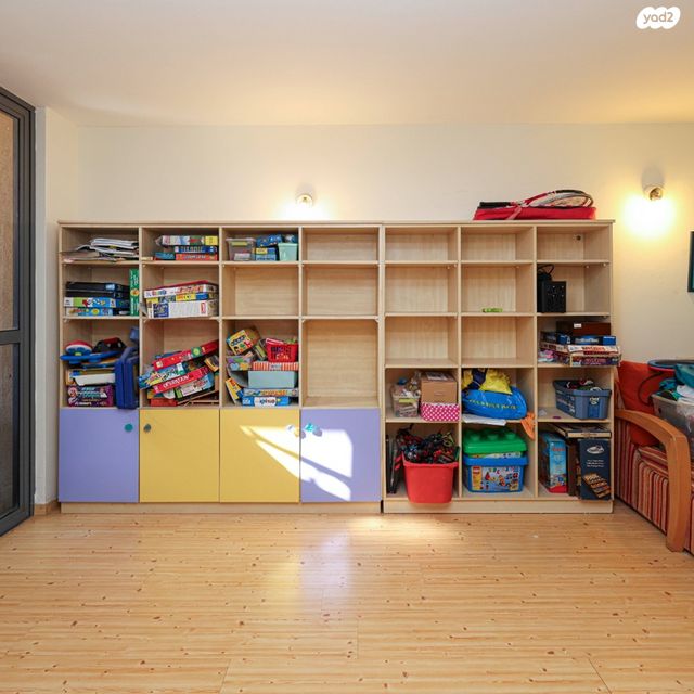 דו משפחתי, תל מונד