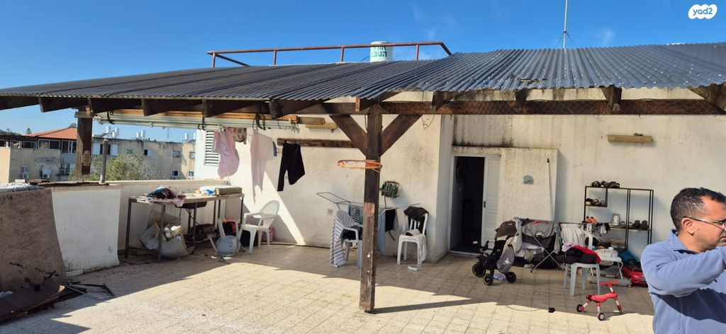 גג/ פנטהאוז, אגוז, גדרה