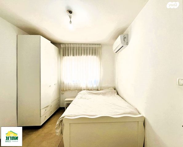 דירה, צור יצחק