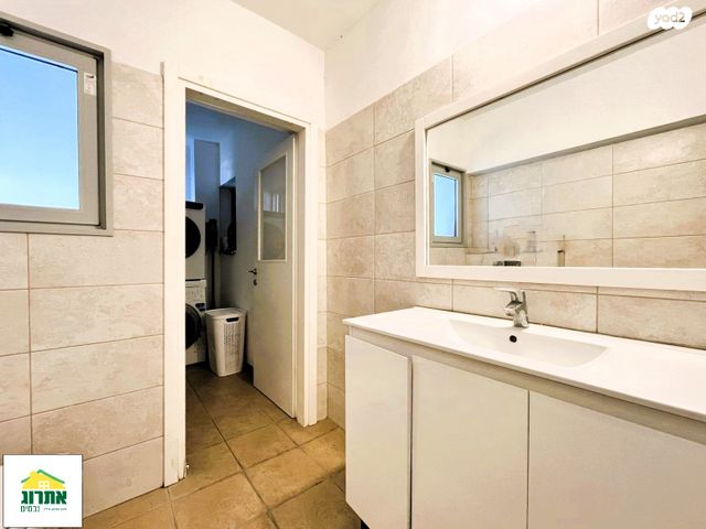 דירה, צור יצחק