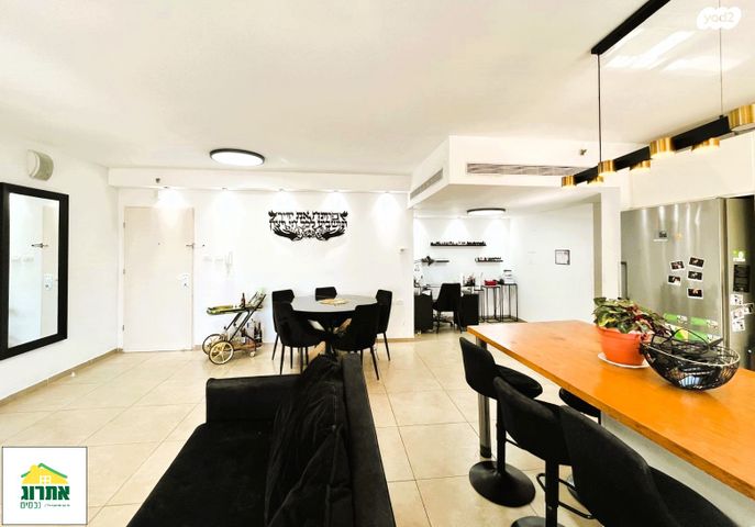 דירה, צור יצחק