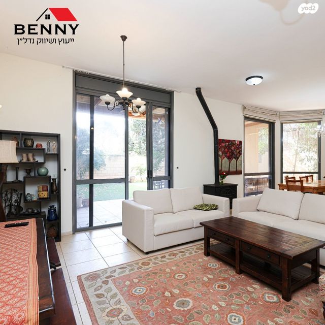 דו משפחתי, תל מונד