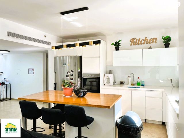 דירה, צור יצחק