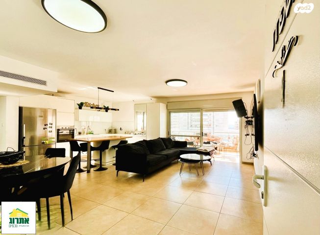 דירה, צור יצחק