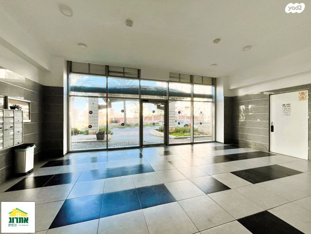 דירה, צור יצחק