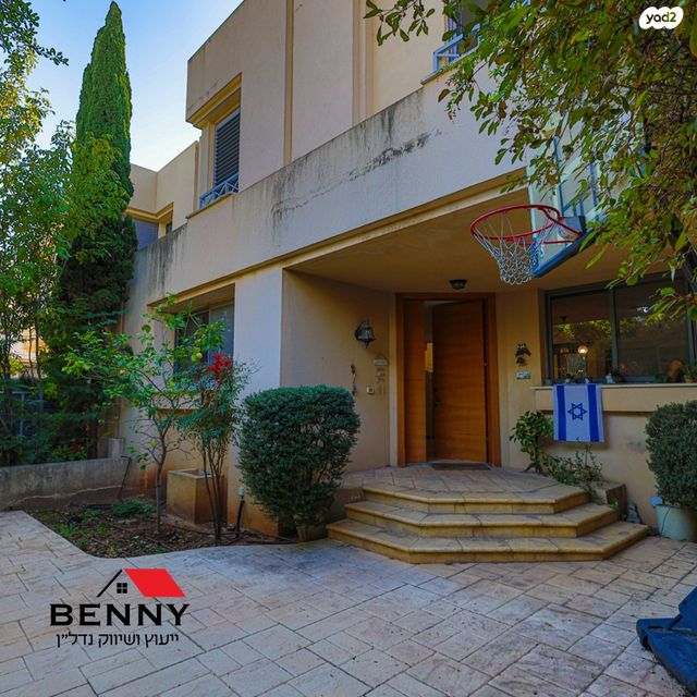 דו משפחתי, תל מונד