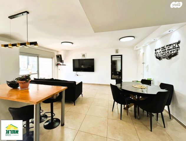 דירה, צור יצחק