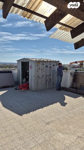 גג/ פנטהאוז, אגוז, גדרה