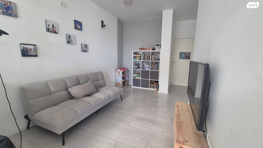 דו משפחתי, אורנית, אורנית