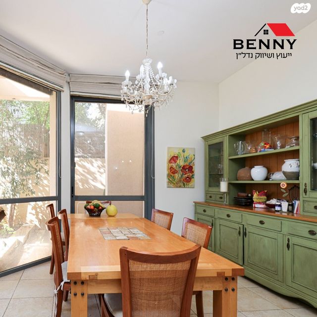 דו משפחתי, תל מונד