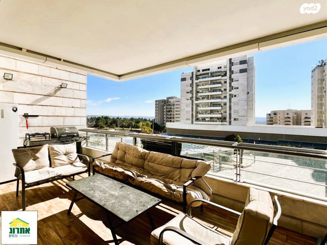 דירה, צור יצחק