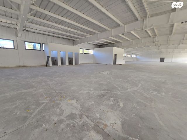 מבני תעשיה, אזור תעשיה דורה, שלומי