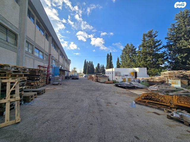 מבני תעשיה, אזור תעשיה דורה, שלומי