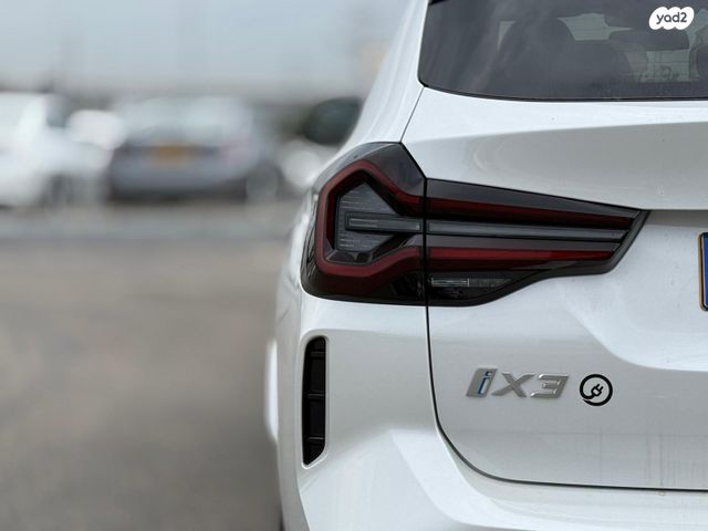 ב מ וו iX3