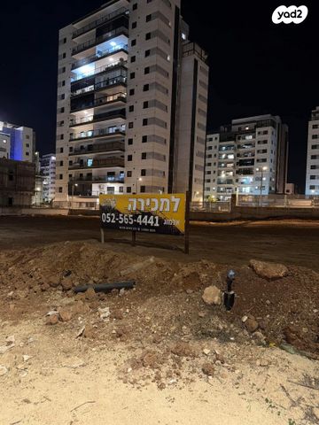 מגרשים