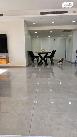 גג/ פנטהאוז, האלמוג, נופי סלע, מעלה אדומים