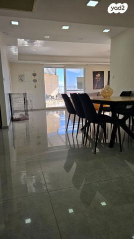 גג/ פנטהאוז, האלמוג, נופי סלע, מעלה אדומים