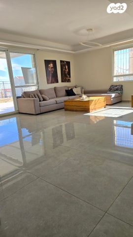 גג/ פנטהאוז, האלמוג, נופי סלע, מעלה אדומים