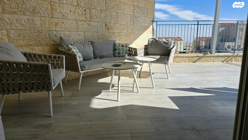 גג/ פנטהאוז, האלמוג, נופי סלע, מעלה אדומים