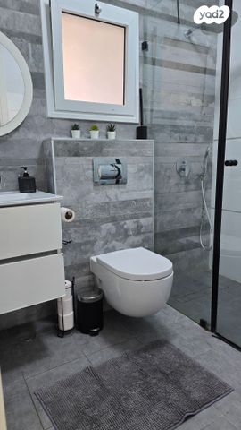 גג/ פנטהאוז, האלמוג, נופי סלע, מעלה אדומים