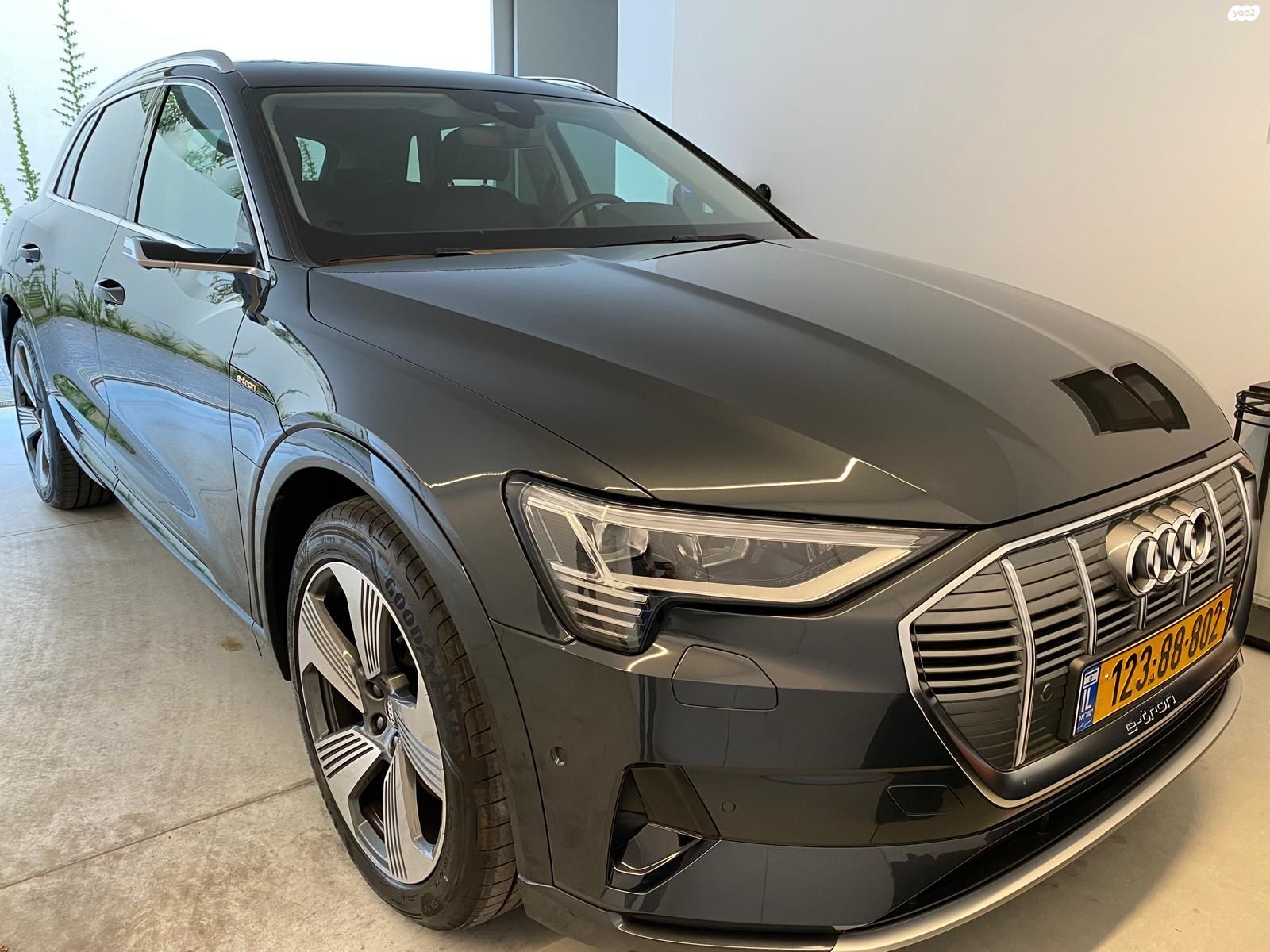 מודעת רכב אאודי E-tron