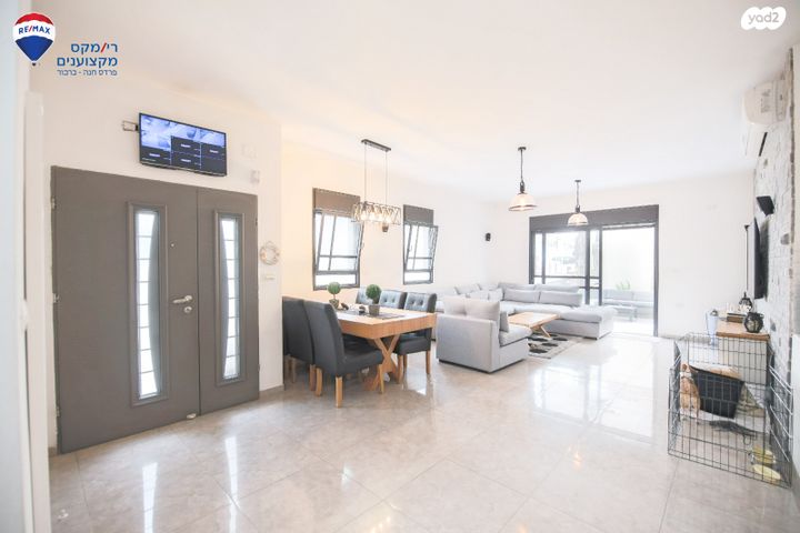 דו משפחתי, הגאון, פרדס חנה כרכור