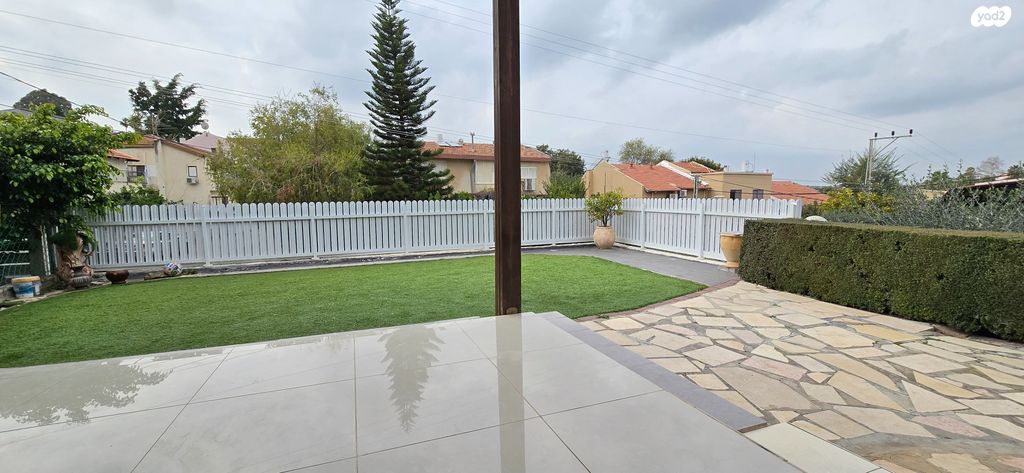 דו משפחתי, אורנית