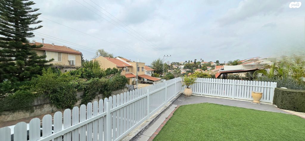 דו משפחתי, אורנית