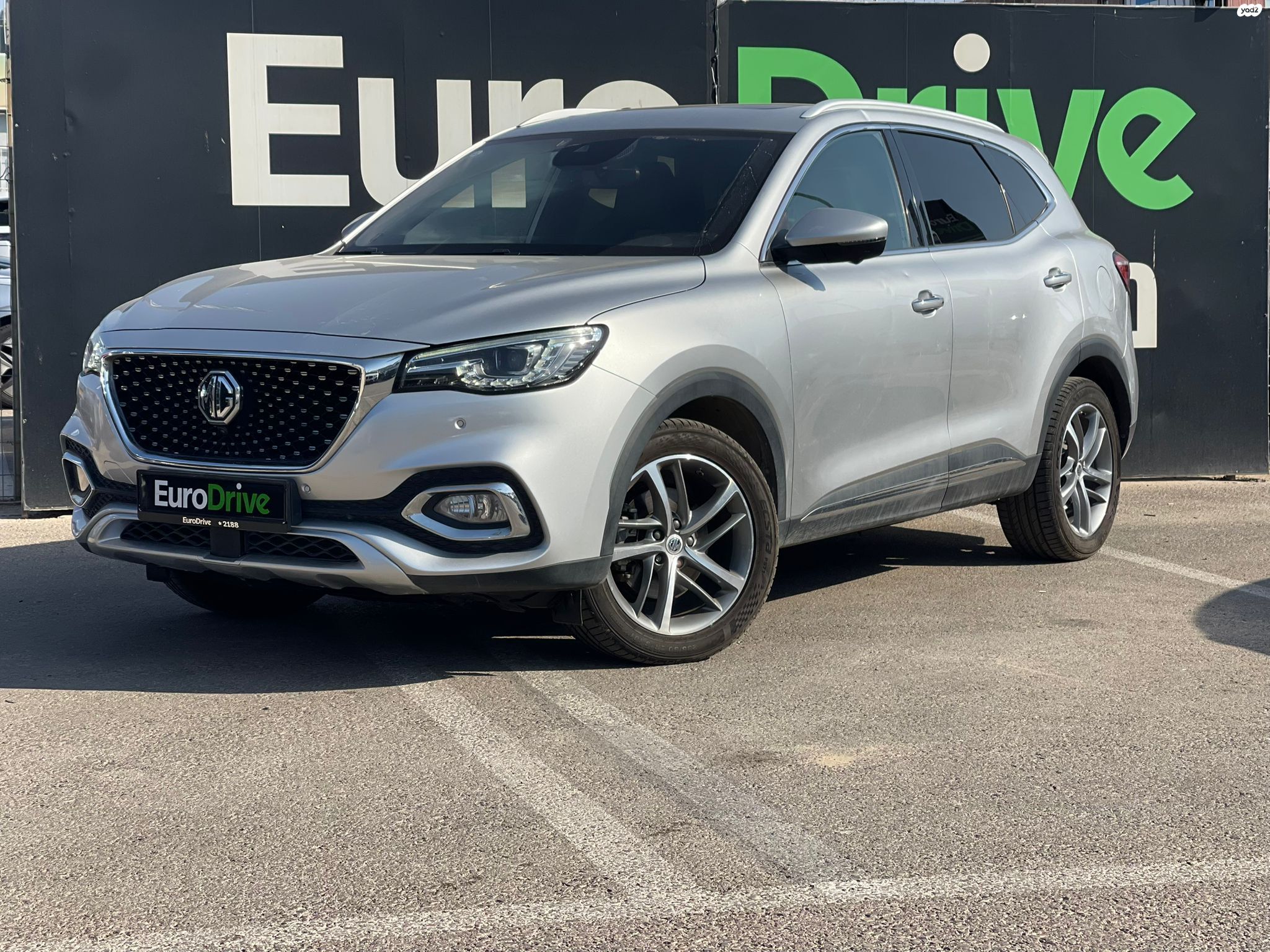 מודעת רכב אם ג'י EHS PHEV