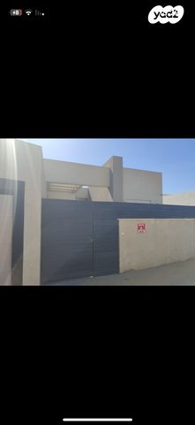 החוחית 24