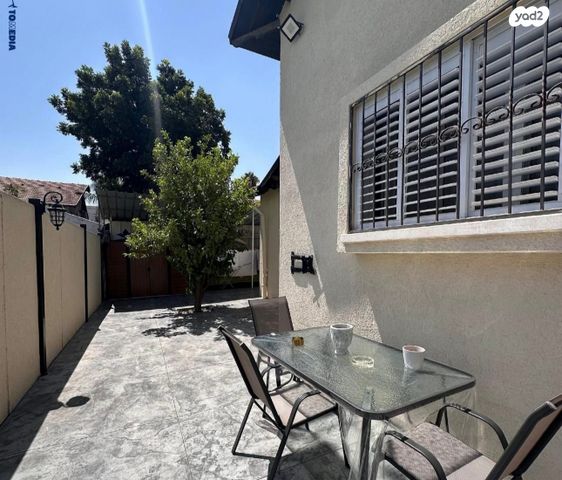 בית פרטי/ קוטג', משעול הורד, הפרחים, קרית גת