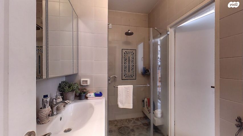 גג/ פנטהאוז, צור יצחק