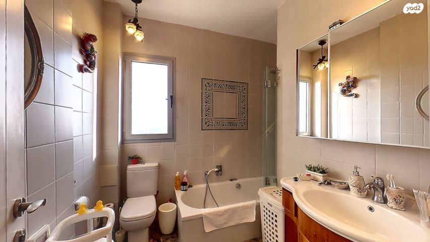 גג/ פנטהאוז, צור יצחק