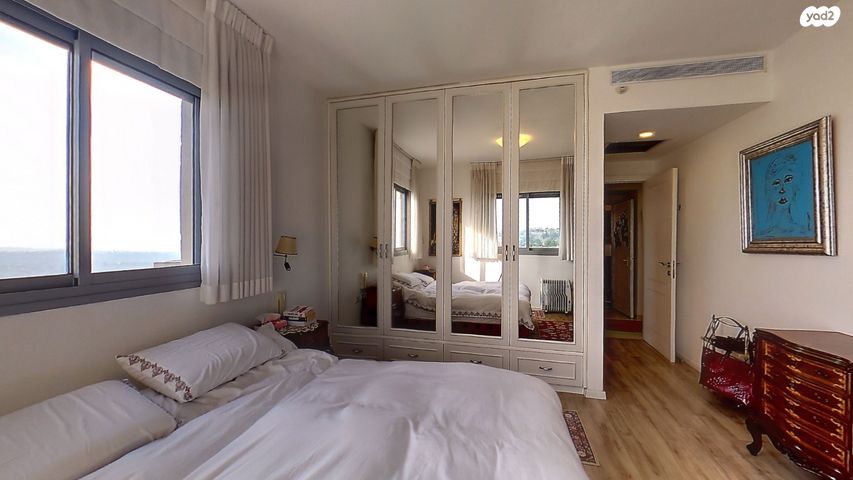 גג/ פנטהאוז, צור יצחק