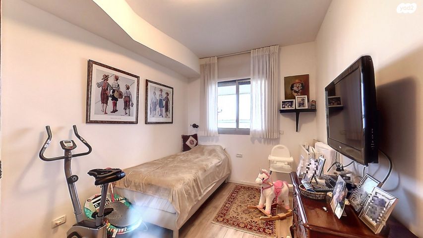 גג/ פנטהאוז, צור יצחק