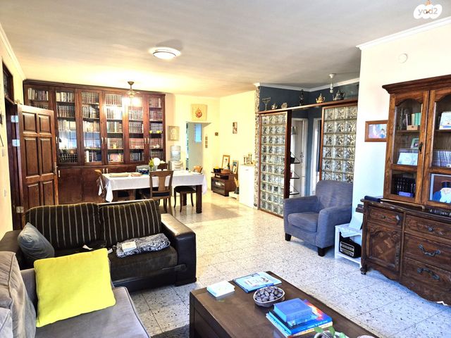 דו משפחתי, פרדס חנה כרכור