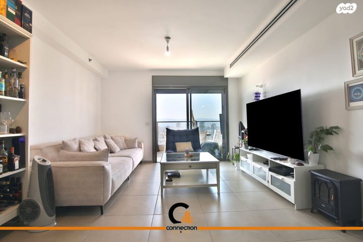 דירה, עפרה חזה, משכנות האומנים, קרית מוצקין