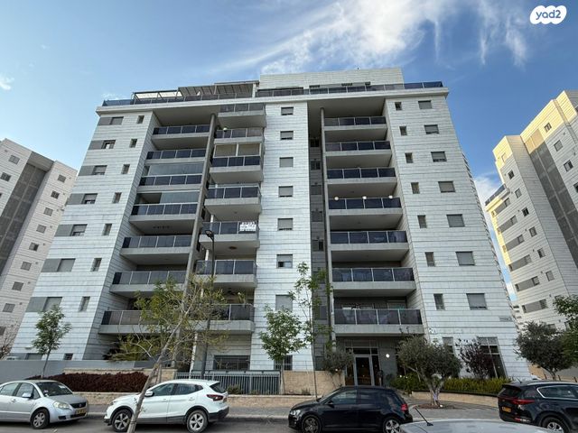 דירה, אהוד מנור, נאות אפק, אפקה, קרית ביאליק