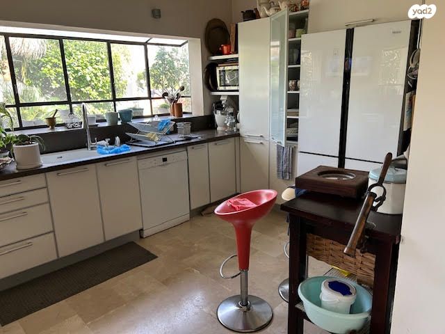 דו משפחתי, קיסריה