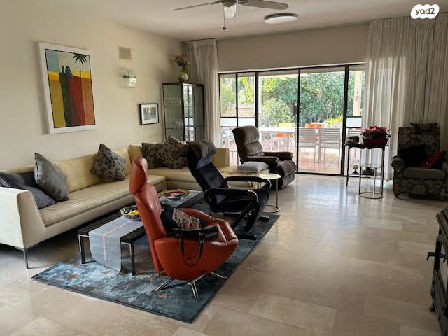 דו משפחתי, קיסריה