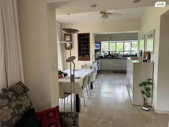 דו משפחתי, קיסריה